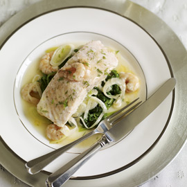 Salmon with prawns, leeks and spinach in a white wine butter sauce recipe Salmon with prawns, leeks and spinach in a white wine butter sauce recipe
