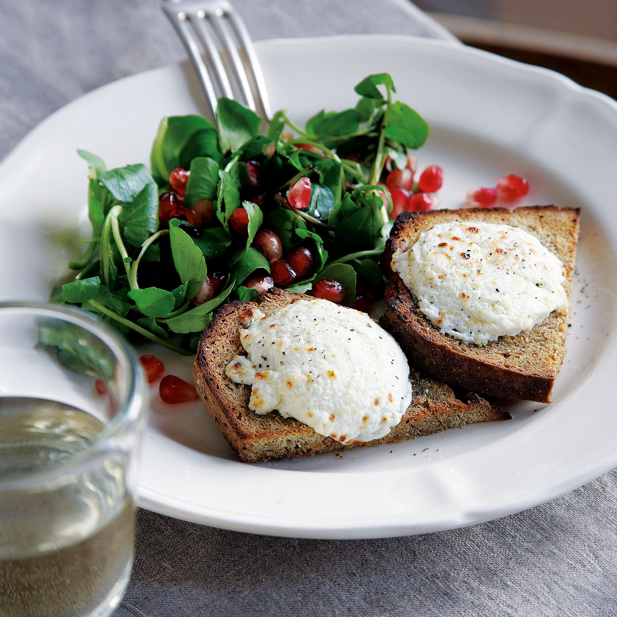 Melted Goats' Cheese on Wholegrain Soda Bread Melted Goats Cheese on Wholegrain Soda Bread