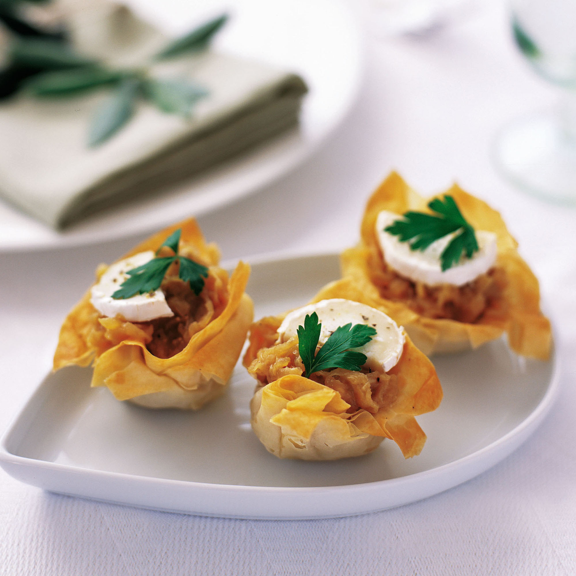 Filo tarts with caramelized onions and goat’s cheese recipe Filo tarts with caramelized onions and goat’s cheese recipe