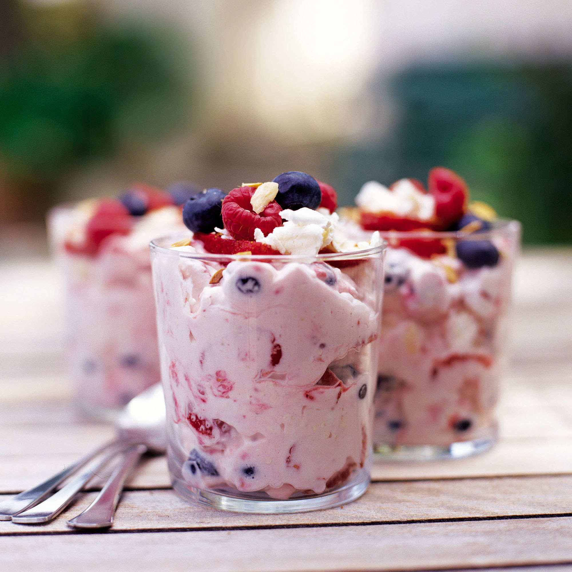 Summer berry meringues and cream recipe Summer berry meringues and cream recipe