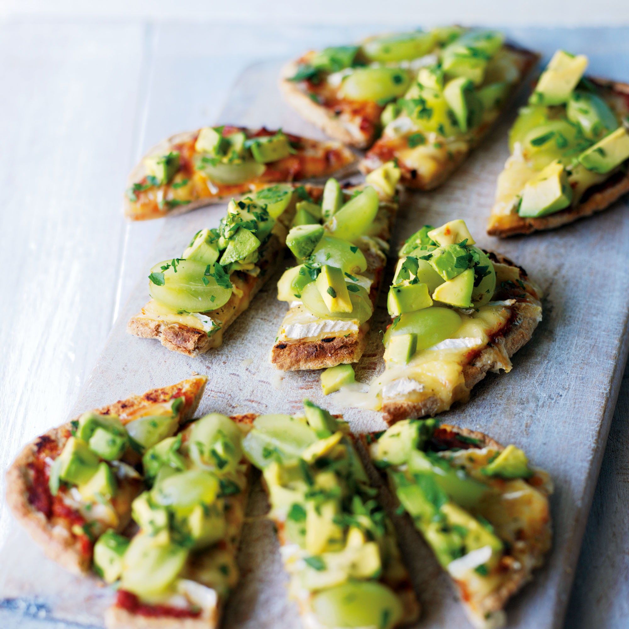 Pitta pizzas with melted brie, avocado and green grapes recipe Pitta pizzas with melted brie, avocado and green grapes recipe
