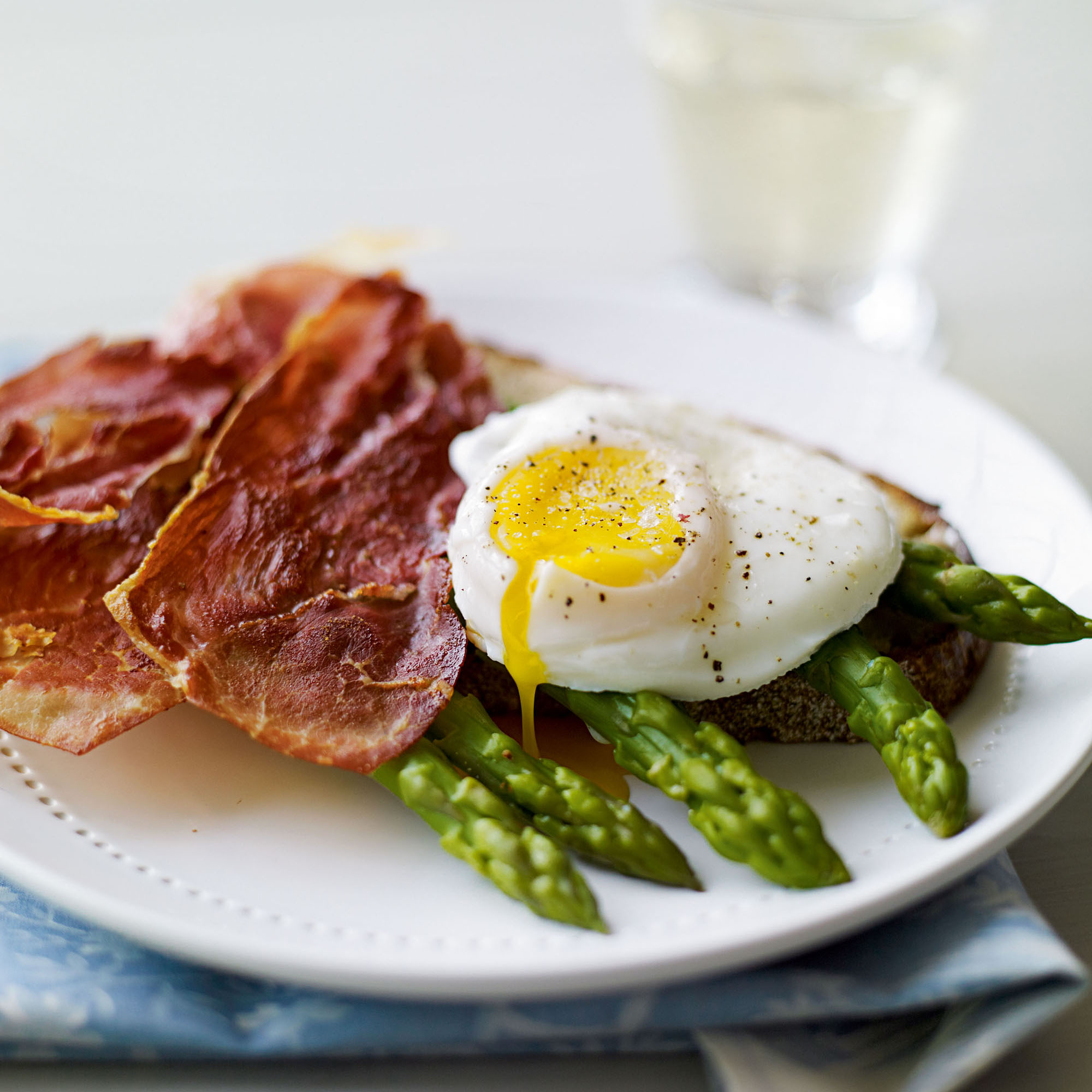Asparagus, crispy ham and poached egg on toast recipe Asparagus, crispy ham and poached egg on toast recipe