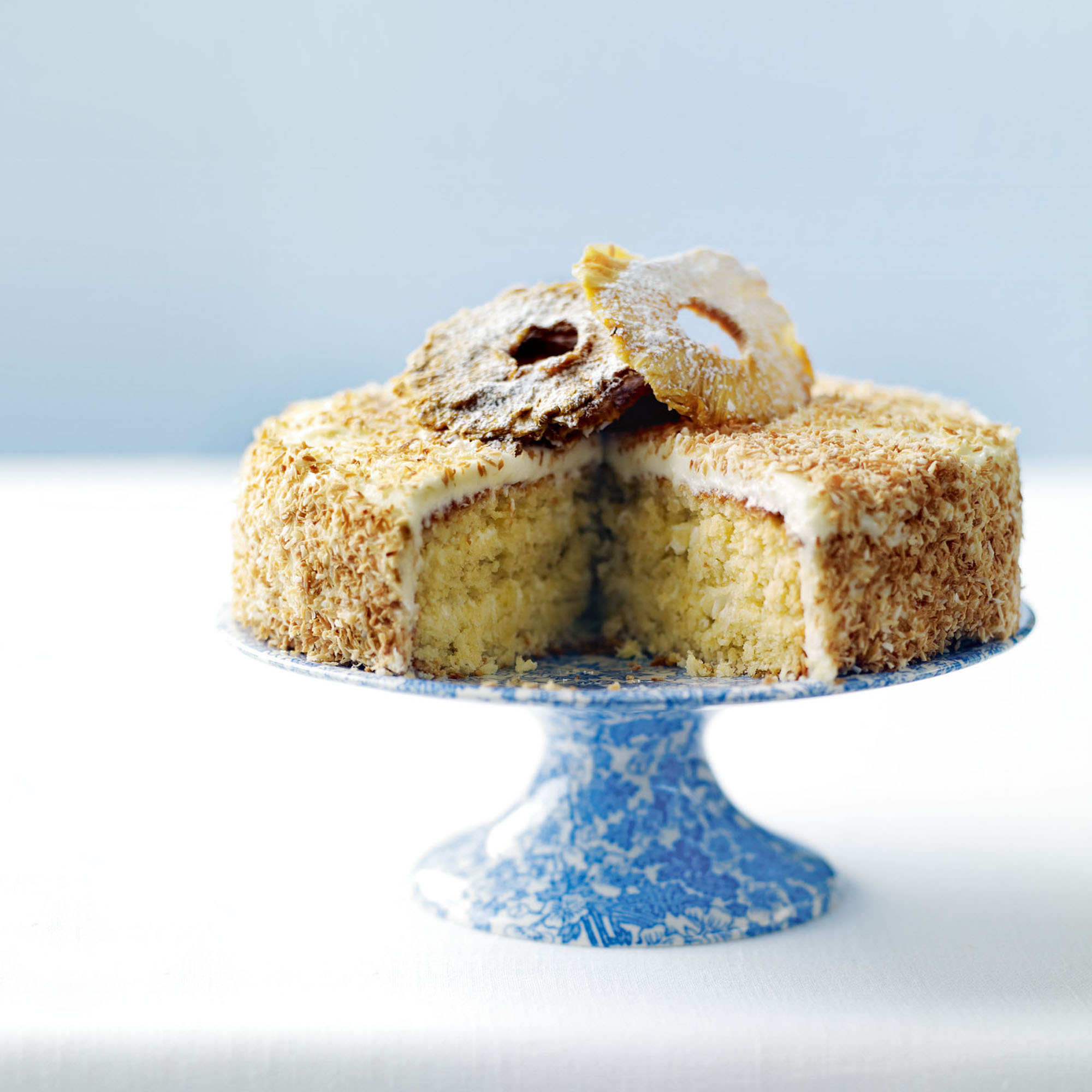 Piña colada cake with coconut frosting recipe Piña colada cake with coconut frosting recipe