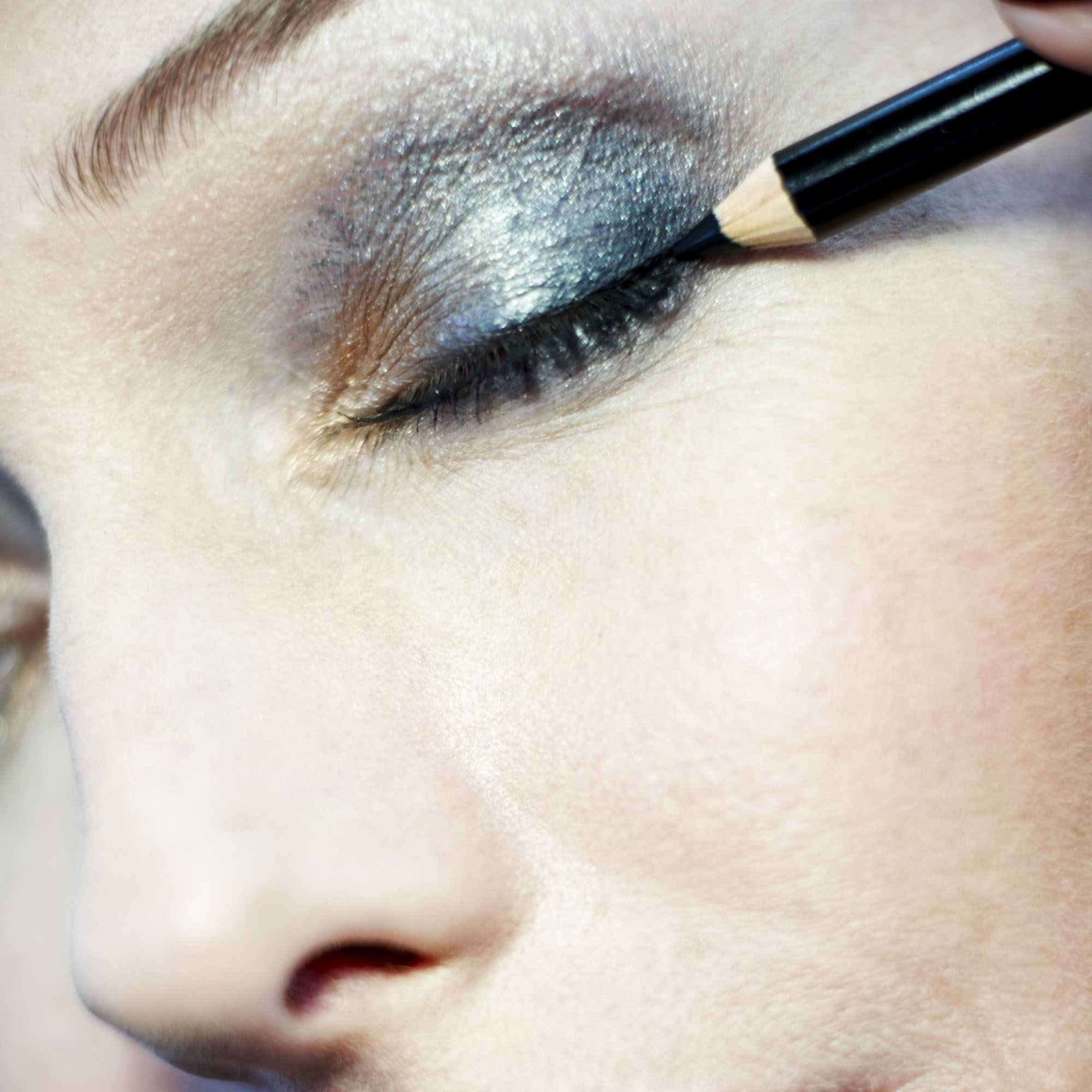 how to apply eyeliner-make up-woman and home