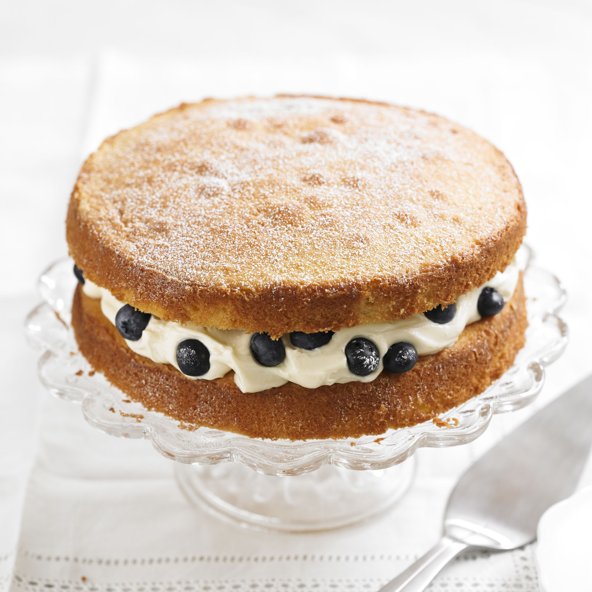 Victoria sponge with blueberries & cream cheese icing recipe Victoria sponge with blueberries & cream cheese icing recipe