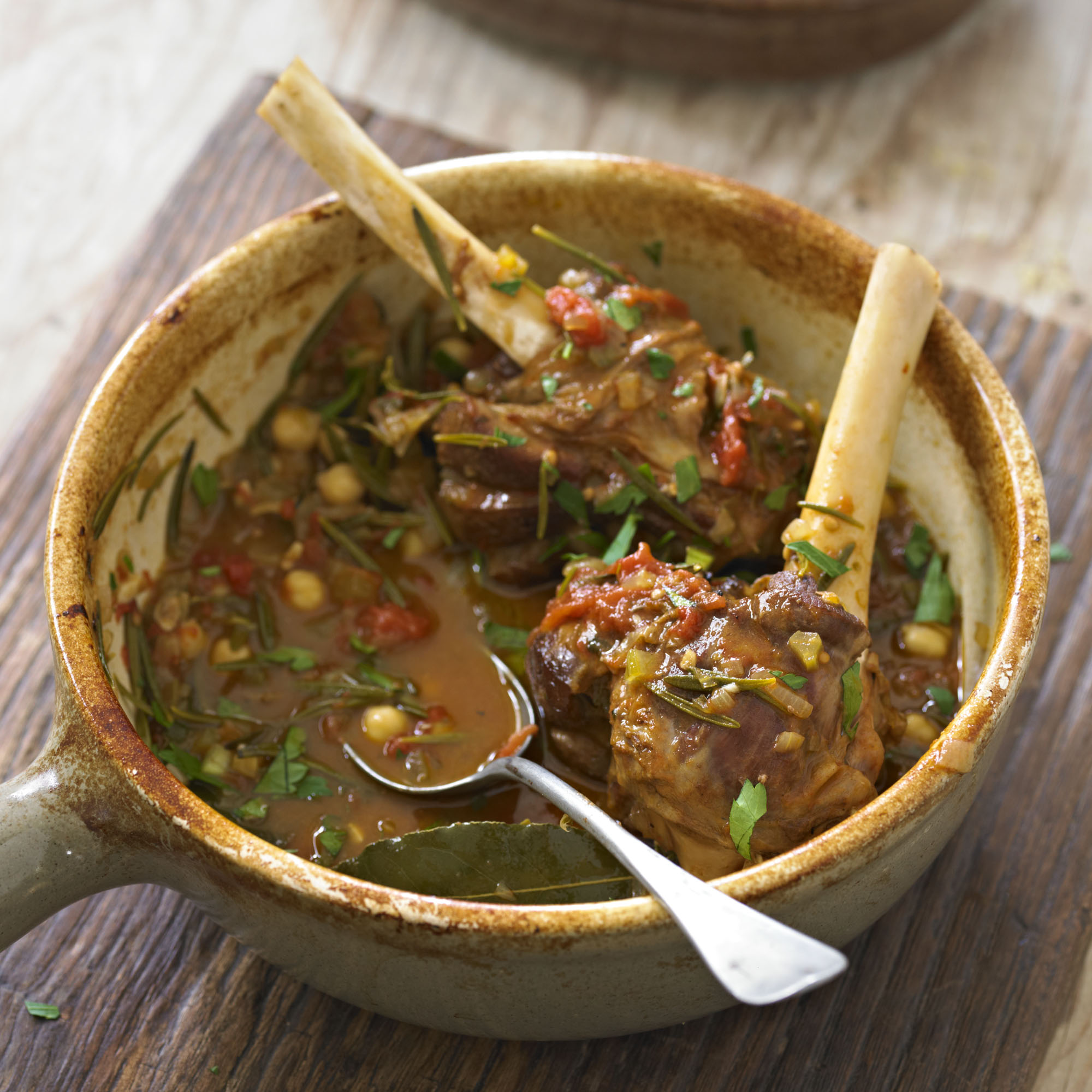 Braised lamb shanks with tomatoes, white wine and chickpeas recipe Braised lamb shanks with tomatoes, white wine and chickpeas recipe