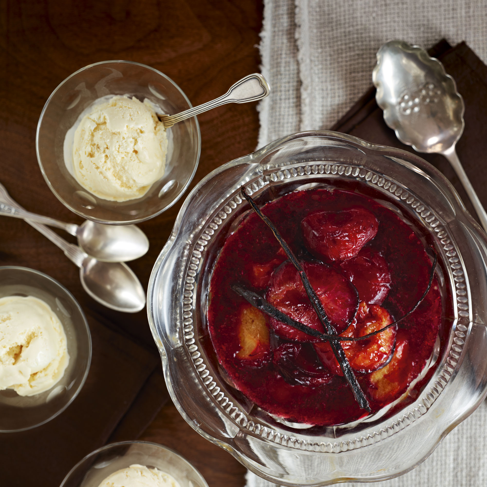 Real vanilla ice cream with roasted plums Real vanilla ice cream with roasted plums