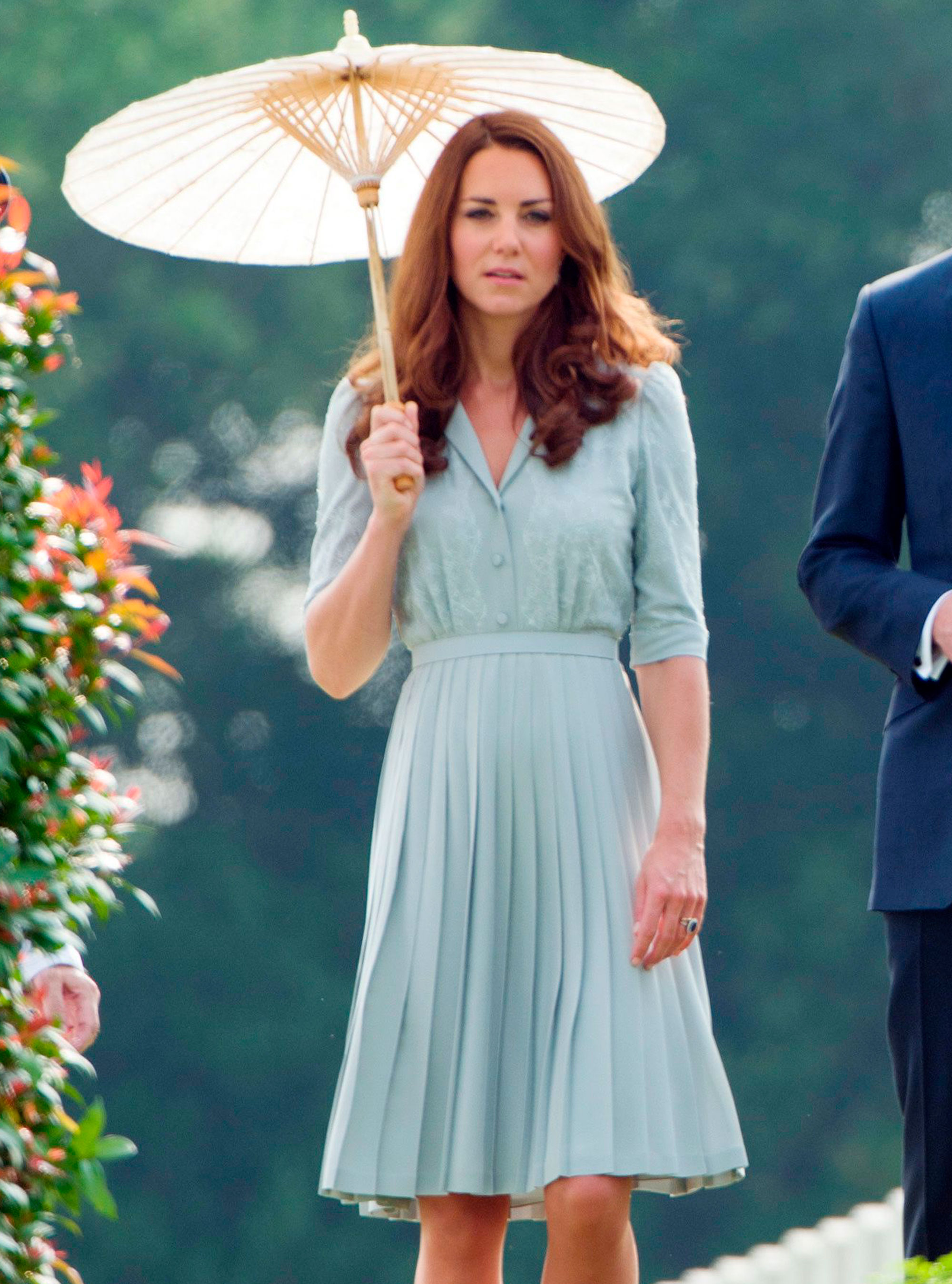 kate middleton jenny packham singapore tour cemetry photo