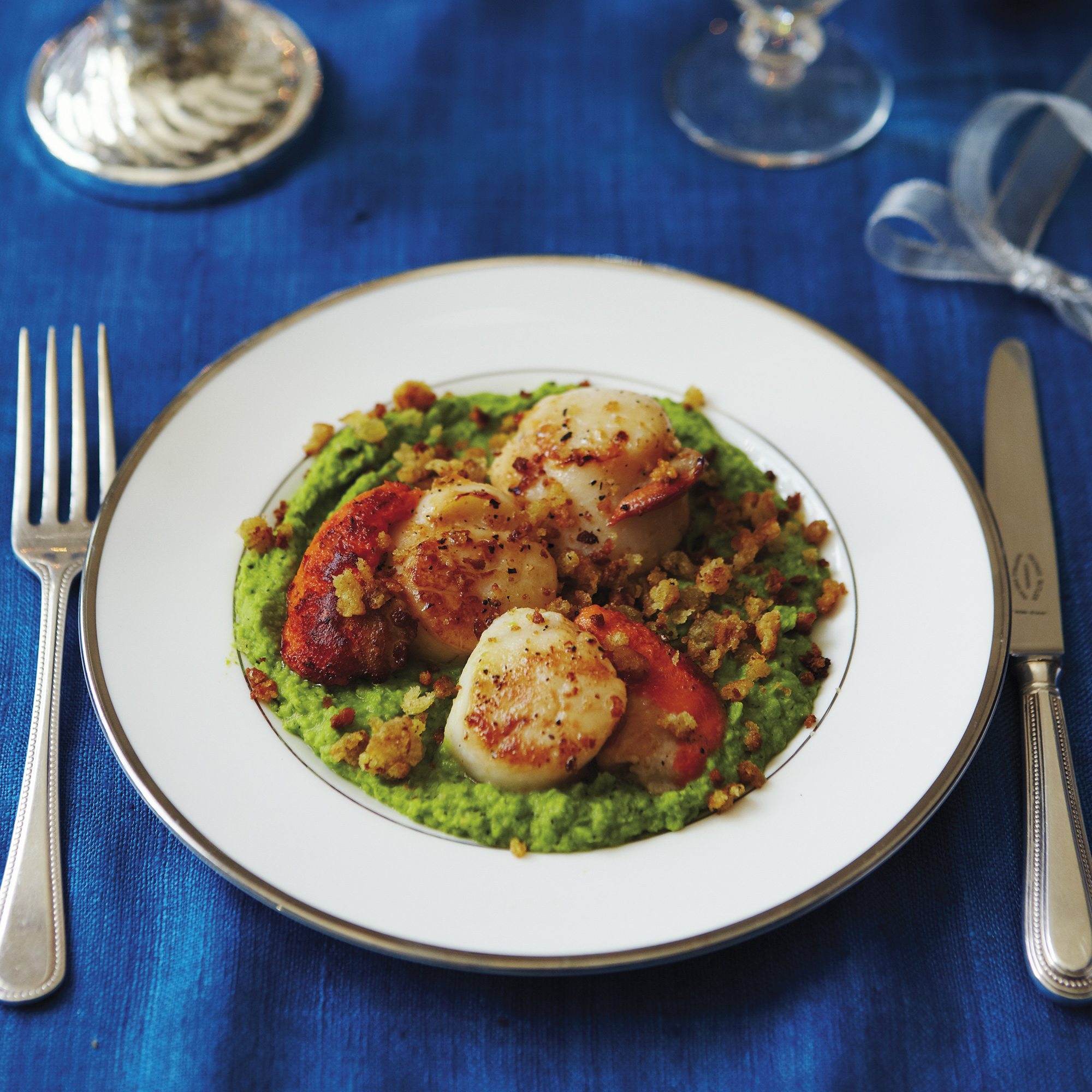 Scallops on pea pur�e with Parmesan crumbs