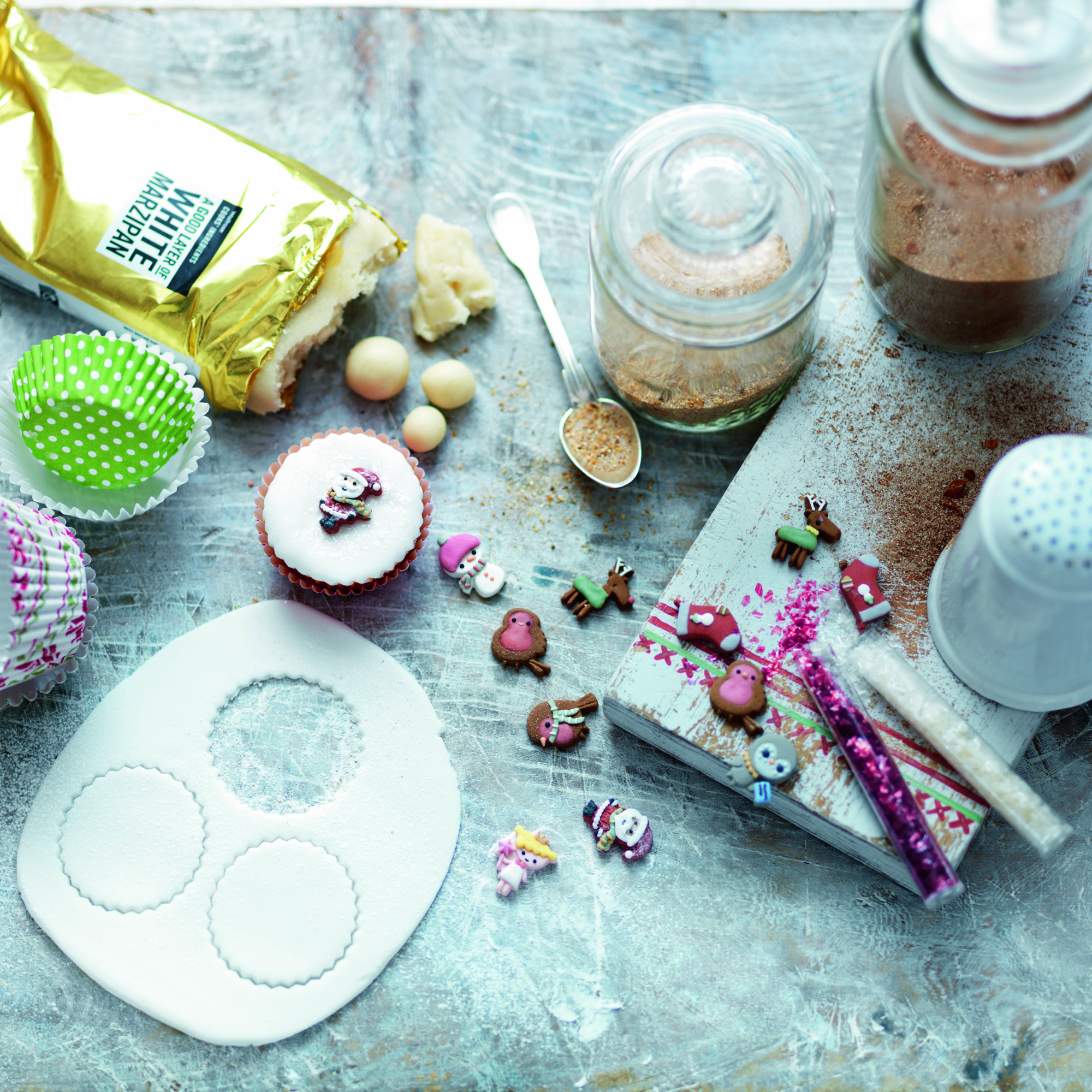 How To Decorate A Christmas Cake