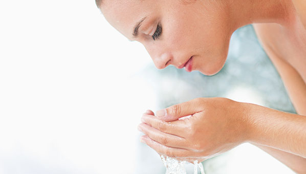 Gwyneth Paltrow has been doing it for years. As has SJP. We're talking about going make-up free one day a week to keep skin glowing! So, why not give it a go too? All you need for fresh-faced confidence is the latest skincare...