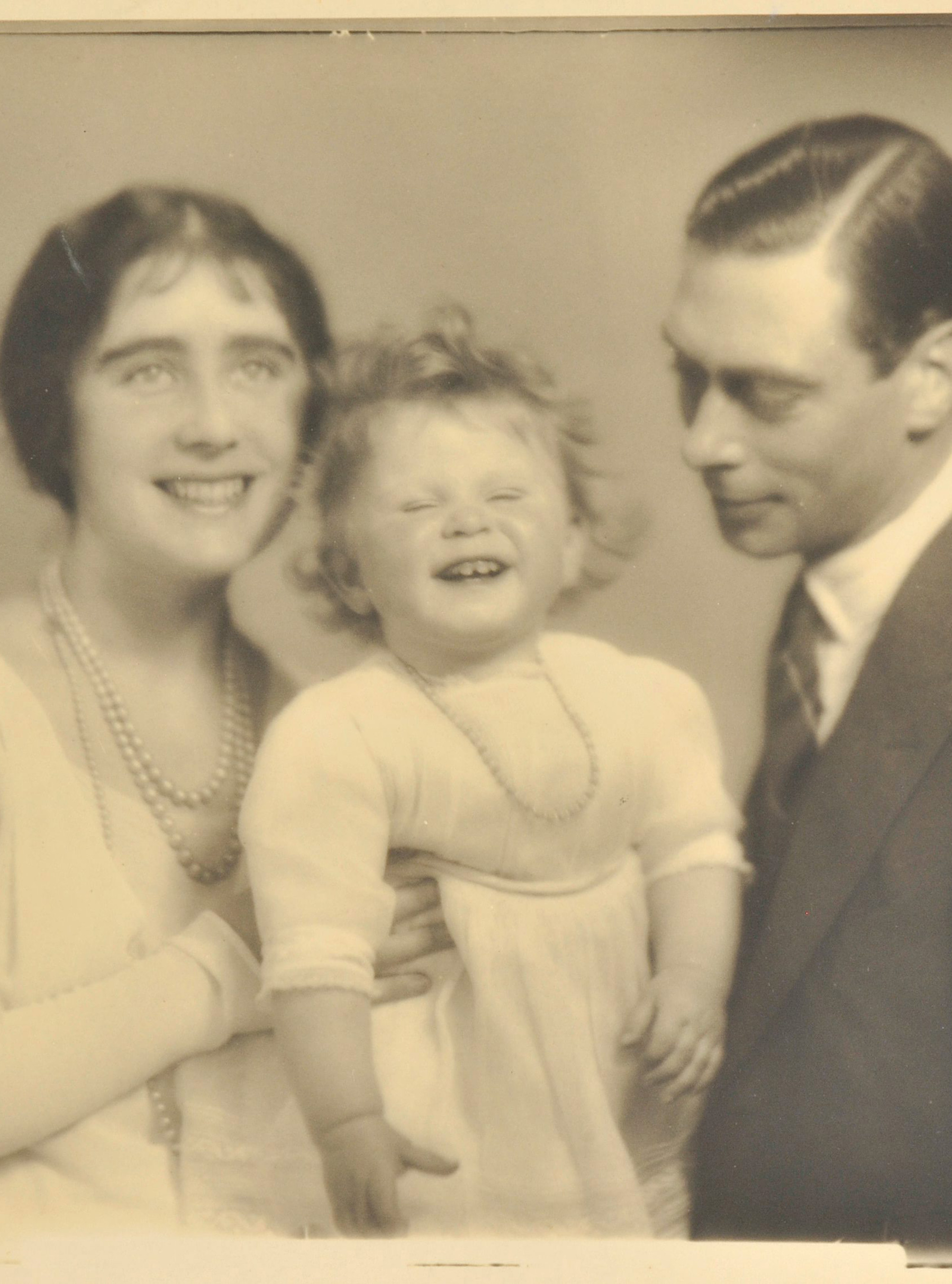 A Slice Of Royal History - Family Photo | Young queen elizabeth