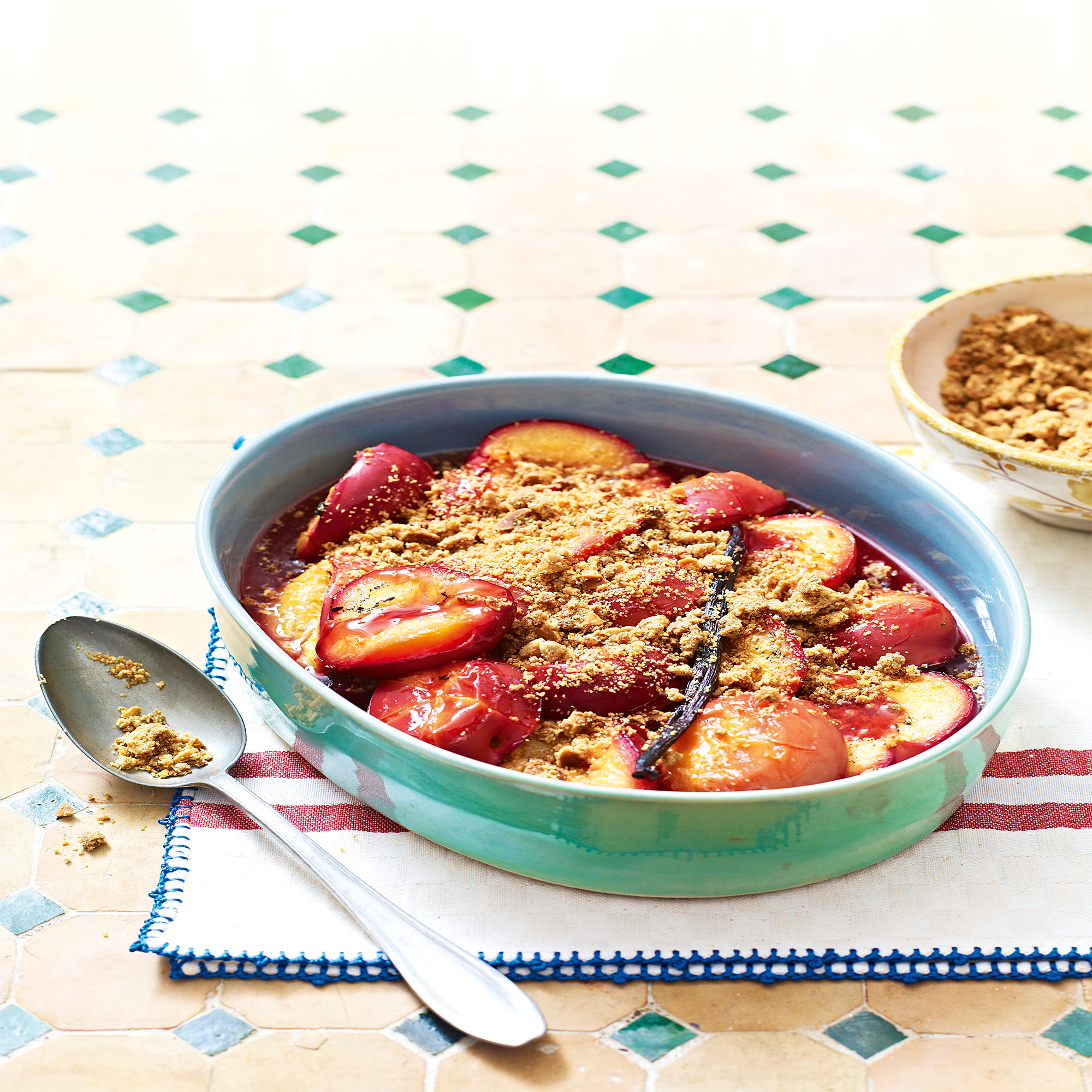 Baked Plums with a Crunchy Crumble Topping Baked Plums with a Crunchy Crumble Topping