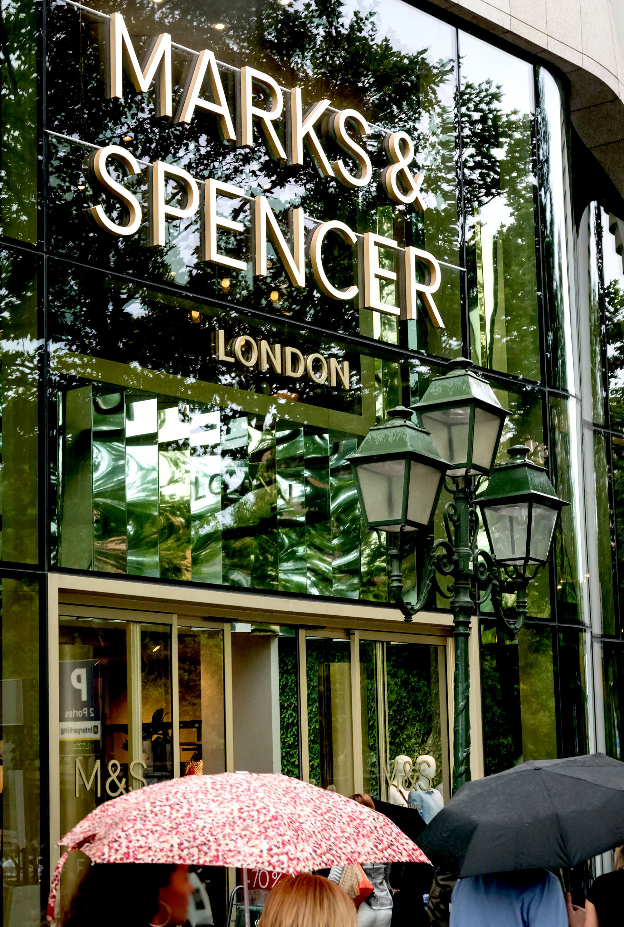 This Marks & Spencer Purse Looks Exactly Like A £280 Mulberry Version This Marks & Spencer Purse Looks Exactly Like A £280 Mulberry Version